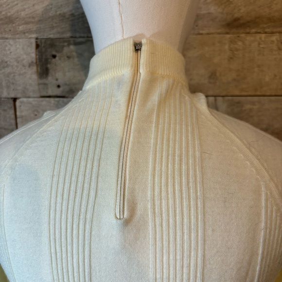 Vintage women’s cream mock neck acrylic long sleeved sweater in 36 or Small - Picture 6 of 9